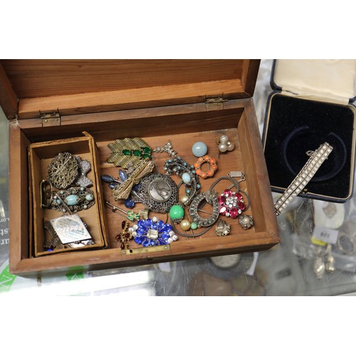 404 - A quantity of costume jewellery, including brooches, two pins, shirt studs, various white metal and ... 