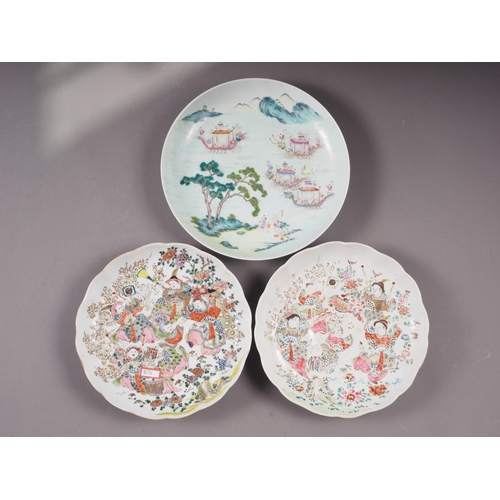 45 - A Chinese famille verte porcelain shallow dish, decorated four boats and figures, four-character mar... 