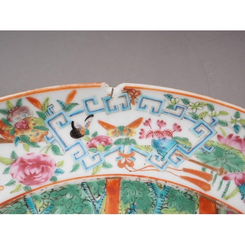 46 - A Canton porcelain dish, decorated figures, 9 3/4