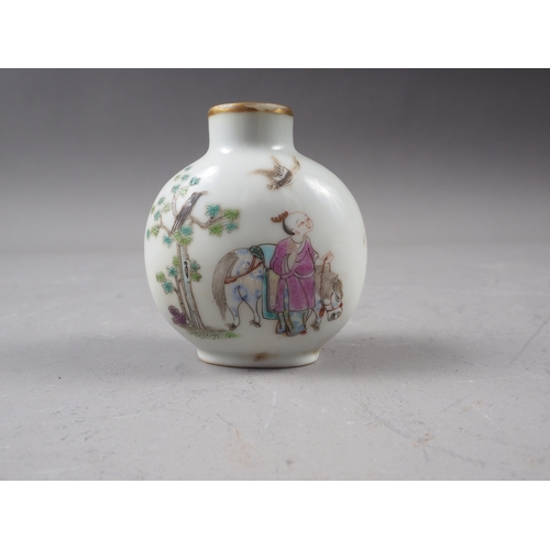 39 - A Chinese porcelain snuff bottle with figure decoration, seal mark to base, 2 1/2