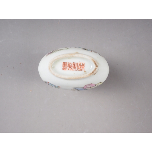 39 - A Chinese porcelain snuff bottle with figure decoration, seal mark to base, 2 1/2