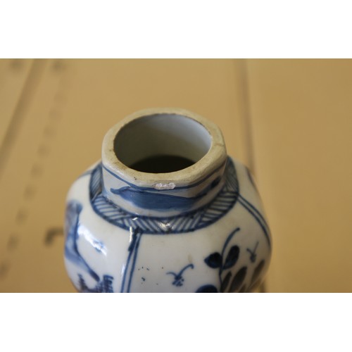 47 - A Chinese blue and white porcelain ewer, a pair of blue and white porcelain vases, a similar dish, a... 