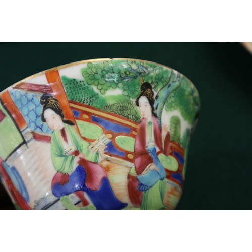 46 - A Canton porcelain dish, decorated figures, 9 3/4