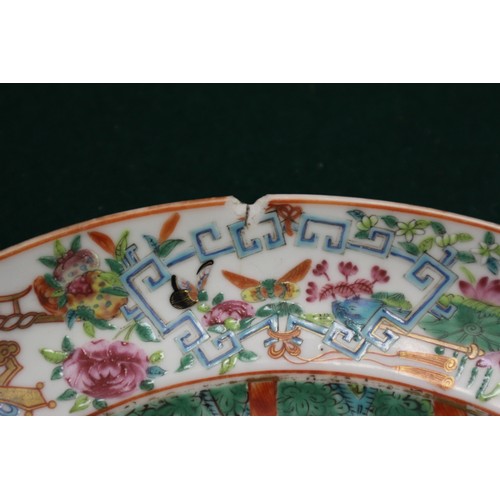 46 - A Canton porcelain dish, decorated figures, 9 3/4