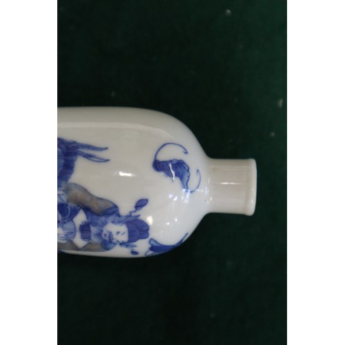 42 - A Chinese blue and white porcelain miniature vase, decorated figure on horseback, four-character mar... 