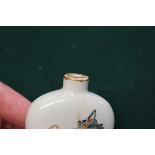 40 - A Chinese porcelain snuff bottle, decorated crickets, seal mark to base, on wooden stand, 2 1/4