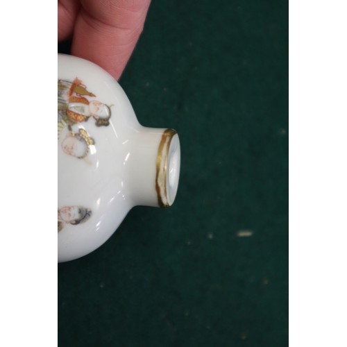 39 - A Chinese porcelain snuff bottle with figure decoration, seal mark to base, 2 1/2