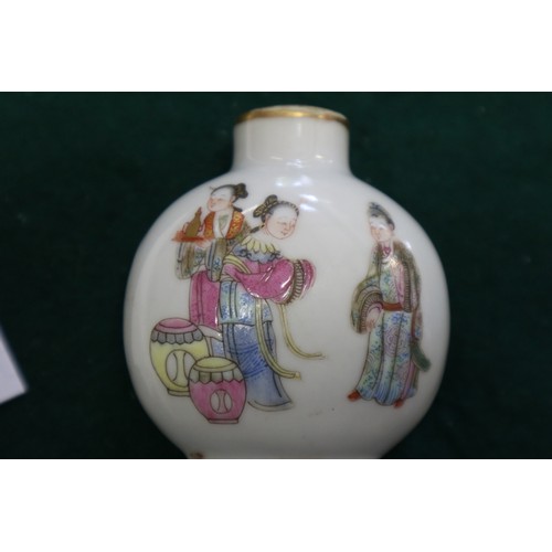 39 - A Chinese porcelain snuff bottle with figure decoration, seal mark to base, 2 1/2