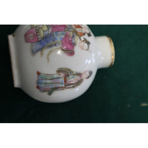 39 - A Chinese porcelain snuff bottle with figure decoration, seal mark to base, 2 1/2