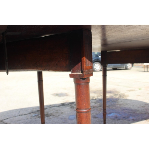 525 - A Regency mahogany extending dining table with reeded edge, and extra leaf, on eight turned and tape... 