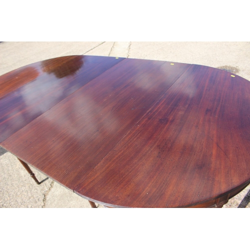 525 - A Regency mahogany extending dining table with reeded edge, and extra leaf, on eight turned and tape... 