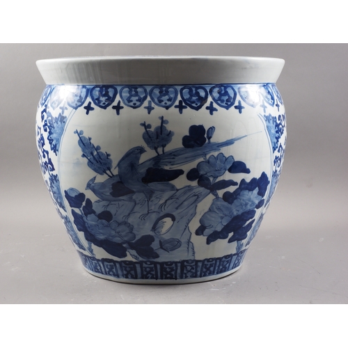 138 - A Chinese porcelain blue and white fish tank, 16