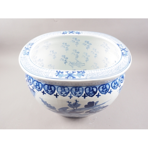 138 - A Chinese porcelain blue and white fish tank, 16