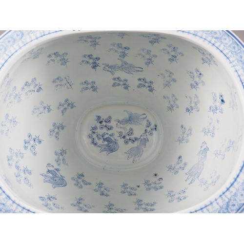 138 - A Chinese porcelain blue and white fish tank, 16