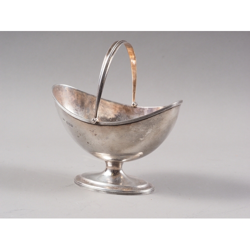 363 - A silver sugar basket, on oval foot, 5.2oz troy approx, and a silver sauce boat with scroll handle, ... 