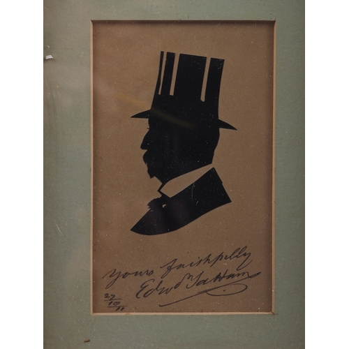 444 - An early 19th century silhouette portrait of a seated gentleman, 9 1/2