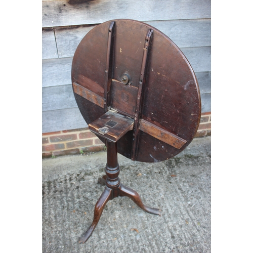 495 - An early 19th century mahogany circular tilt top occasional table, on turned column and tripod splay... 