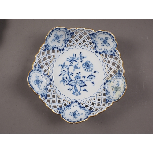 5 - A late 18th century Vienna dish with floral spray decoration, 12 1/2