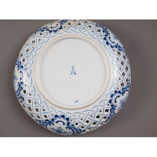 5 - A late 18th century Vienna dish with floral spray decoration, 12 1/2