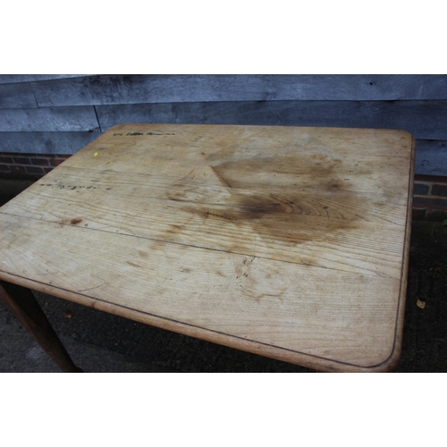 552 - A 19th century oak kitchen table, on turned supports and pad feet, 48