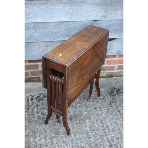 581 - An Edwardian walnut Sutherland tea table, on splay supports, 24