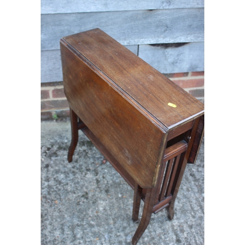 581 - An Edwardian walnut Sutherland tea table, on splay supports, 24