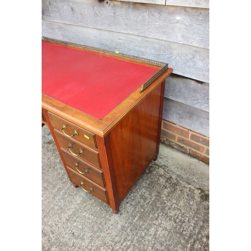 600 - An Edwardian walnut single pedestal desk with tooled lined top, fitted three drawers, 42