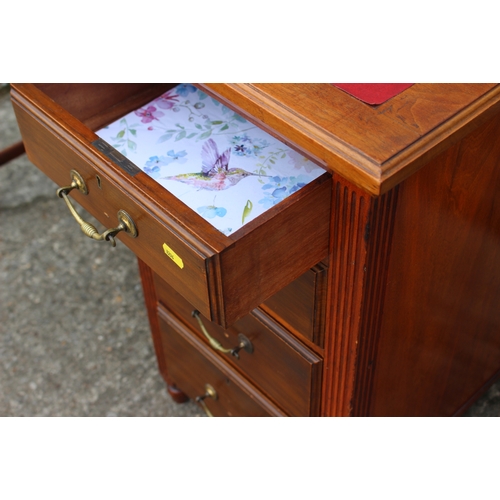 600 - An Edwardian walnut single pedestal desk with tooled lined top, fitted three drawers, 42