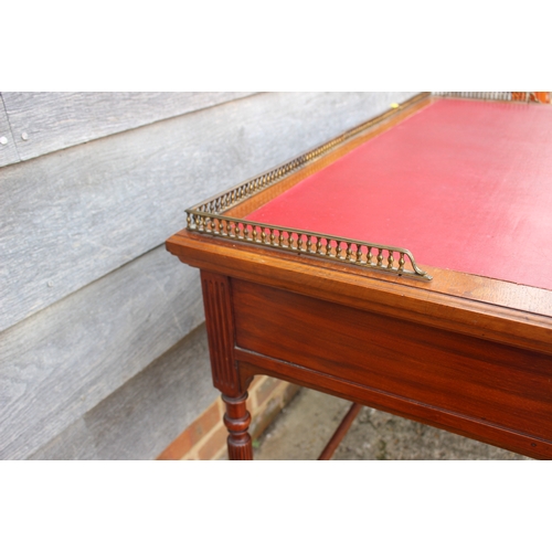 600 - An Edwardian walnut single pedestal desk with tooled lined top, fitted three drawers, 42