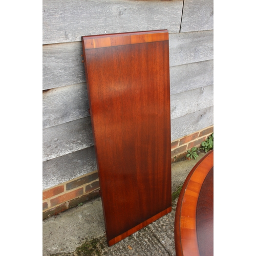 605 - A mahogany and yew wood banded single pedestal extending dining table, 42