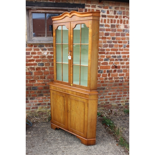 605 - A mahogany and yew wood banded single pedestal extending dining table, 42