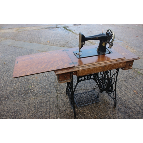 656 - An early 20th century Singer sewing machine, on cast iron treadle frame, 36