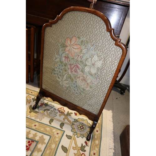 589 - A 1920s walnut framed fire screen with embroidered panel, 20