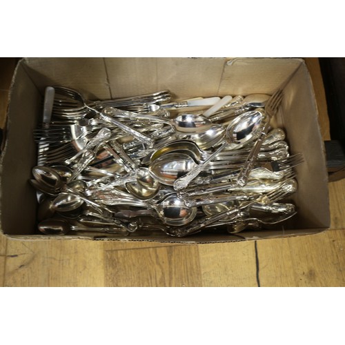 343 - An eight place set of silver plated Kings pattern cutlery, a set of six plated tea spoons with a pai... 