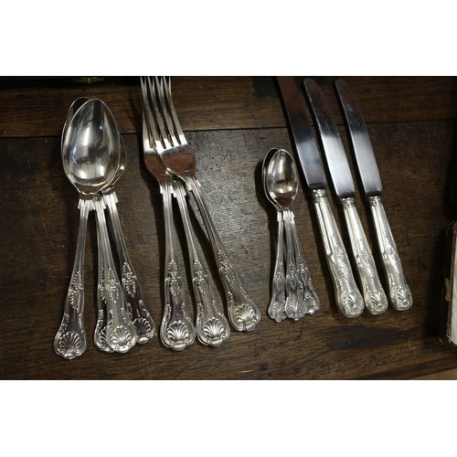 343 - An eight place set of silver plated Kings pattern cutlery, a set of six plated tea spoons with a pai... 