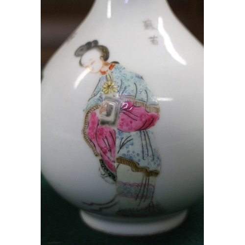 109 - A Chinese garlic vase with figure and character decoration, with seal mark to base 6 3/4