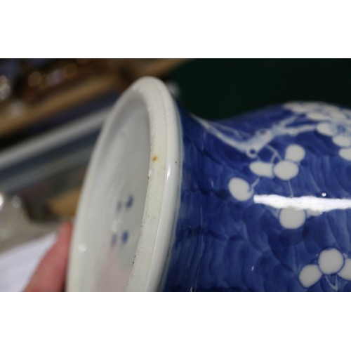 129 - A pair of blue and white ginger jars and covers, 10