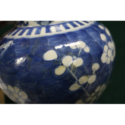 129 - A pair of blue and white ginger jars and covers, 10