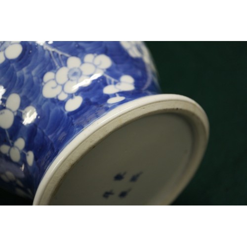 129 - A pair of blue and white ginger jars and covers, 10