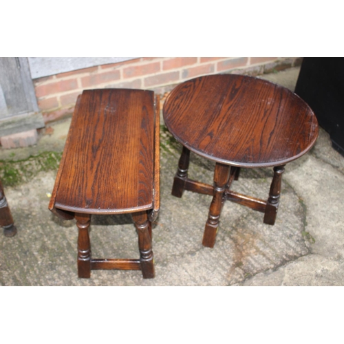 476 - An oak oval drop leaf low occasional table, on turned and stretchered supports, 23