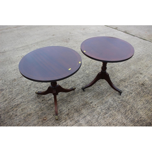 507 - A pair of reproduction mahogany circular top occasional tables, on tripod splay supports, 24