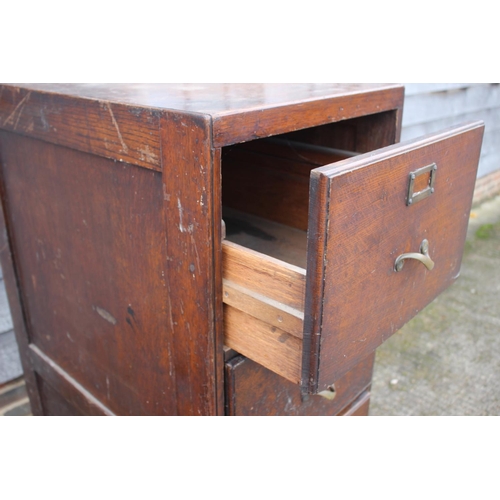 547 - An early 20th century oak four-drawer filing cabinet with brass scroll handles, 18