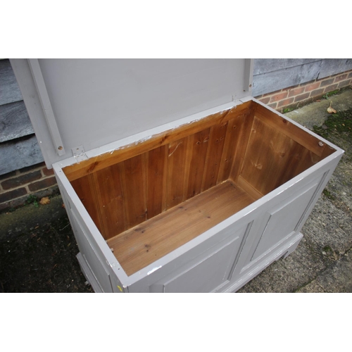 568 - A grey painted pine panel front blanket box, on bracket feet, 38