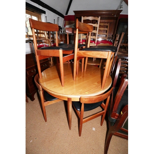 471 - A G-Plan teak circular dining table with one integral extra leaf, 48