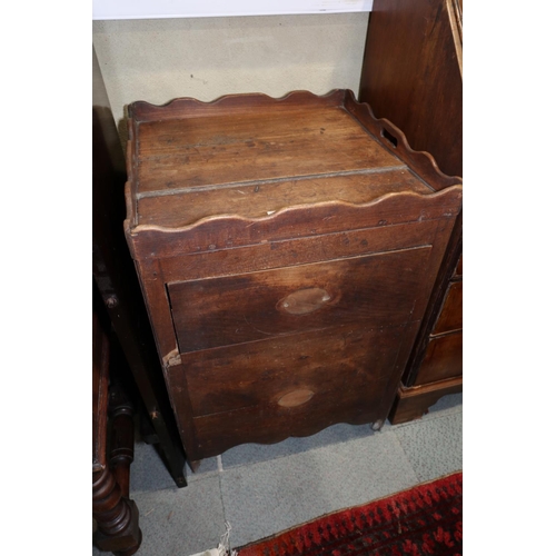 251 - An early 19th century provincial mahogany tray top washstand, fitted one drawer, 21