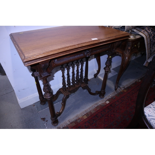 278 - An Edwardian walnut fold-over card table, on carved acanthus and reeded supports united by an undert... 