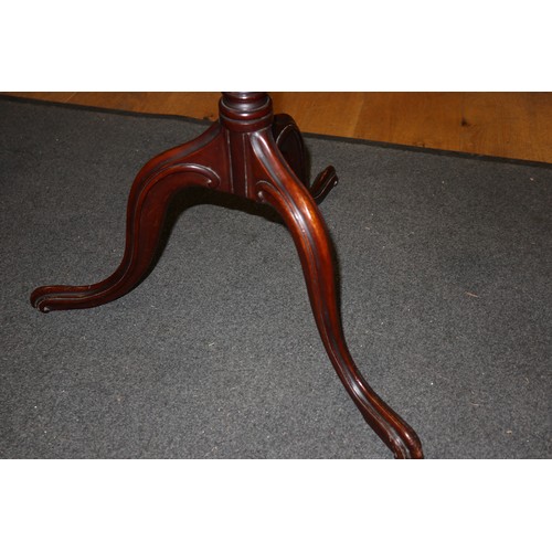 287 - An Edwardian mahogany, satinwood banded and inlaid wine table, on slender column and carved tripod s... 