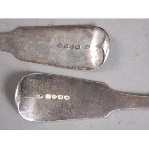 319 - A pair of Georgian silver fiddle pattern basting spoons, 9oz troy approx