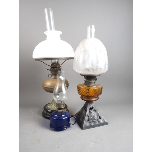 255 - A 19th century oil lamp and shade with amber glass reservoir and bee-shape base, 21