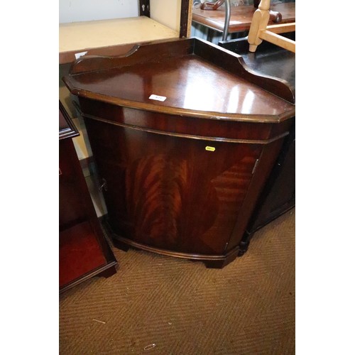 621 - A mahogany ledge back corner cupboard, 25